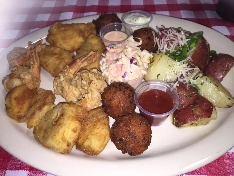 Scallops, mahi mahi, shrimp, red potatoes & spicy cole slaw.|Richard Thompsonさん