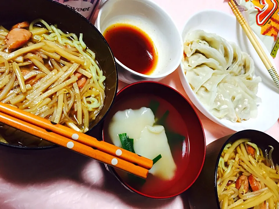 Snapdishの料理写真:酸辣湯麺、水餃子の鶏ガラスープ、餃子💓💓💓|コアラままさん