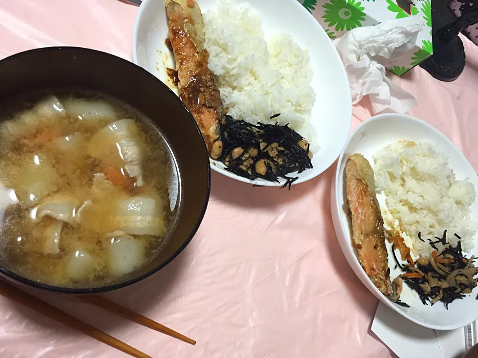 Snapdishの料理写真:簡単豚汁と鮭とひじき🍴🤗🍴|コアラままさん