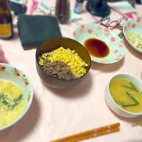 Snapdishの料理写真:ニラ玉スープ、２色のそぼろ丼🍳🍴⑅*॰ॱ|コアラままさん