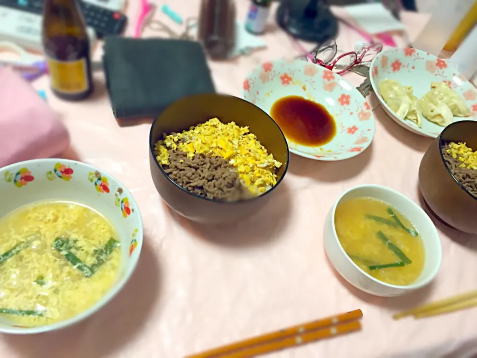 ニラ玉スープ、２色のそぼろ丼🍳🍴⑅*॰ॱ|コアラままさん