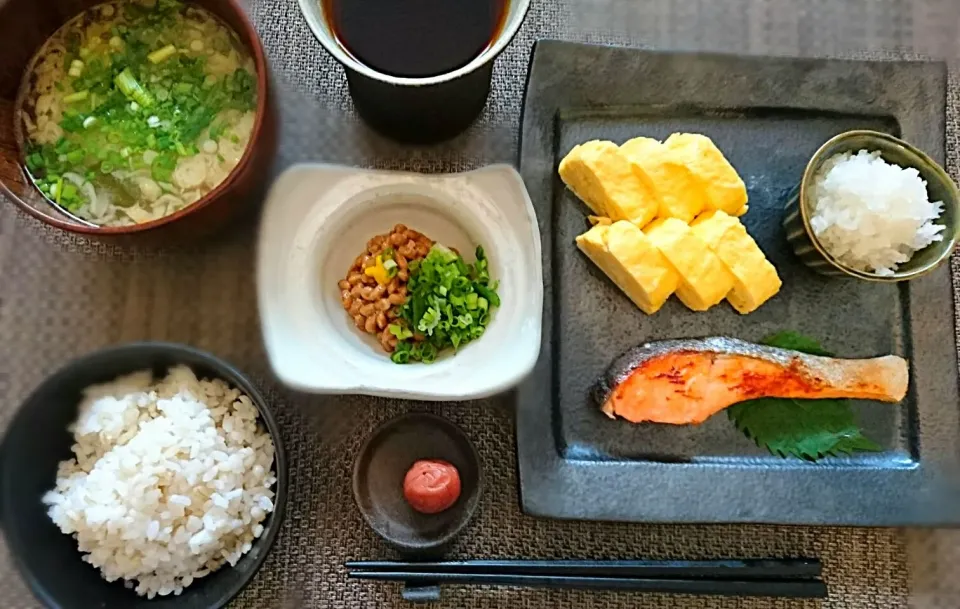 秋祭り２日目の 朝御飯♪

●麦ご飯
●秋鮭
●だし巻き玉子&鬼おろし
●納豆
●揚げとわかめのお味噌汁
●梅干し
●ルイボスティ|yokoさん