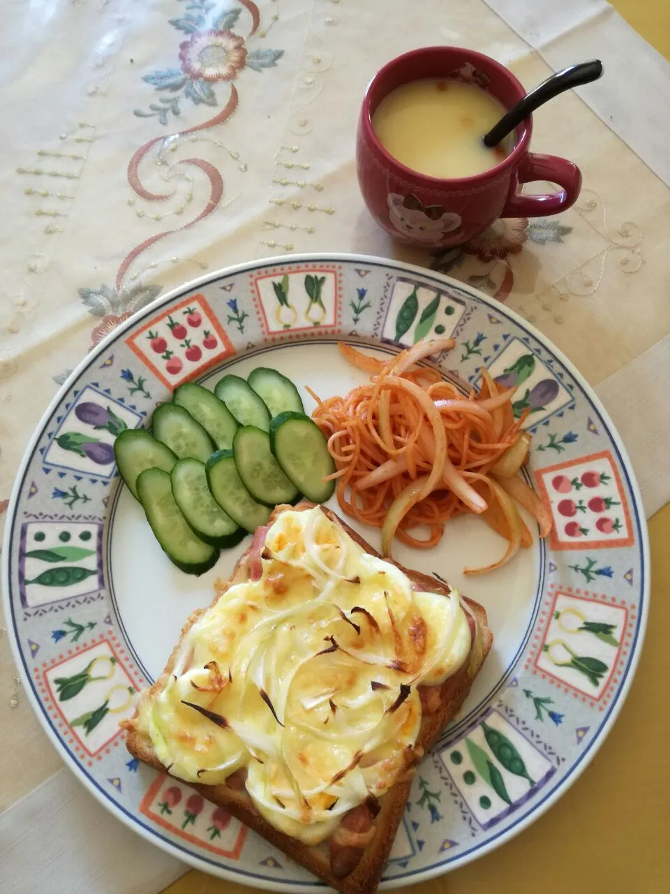 お昼ご飯
　オープンサンド　ソーセージ、ゆで玉子、玉ねぎスライス、チーズ
　ナポリタンスパゲティー
　コーンスープ|korinoさん