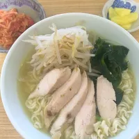 Snapdishの料理写真:・サッポロ一番塩ラーメン(わかめ、もやしエノキ炒め、作り置きしてあった蒸しササミ)
・切り干し大根とツナのトマト煮
・たくあん|がんちゃんさん