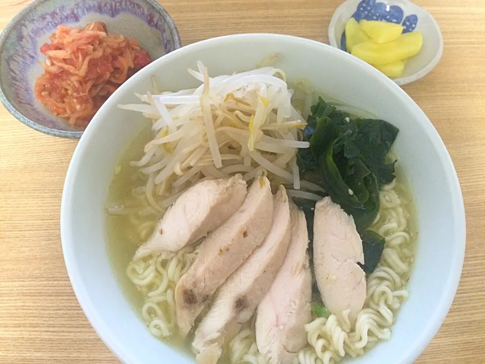 ・サッポロ一番塩ラーメン(わかめ、もやしエノキ炒め、作り置きしてあった蒸しササミ)
・切り干し大根とツナのトマト煮
・たくあん|がんちゃんさん