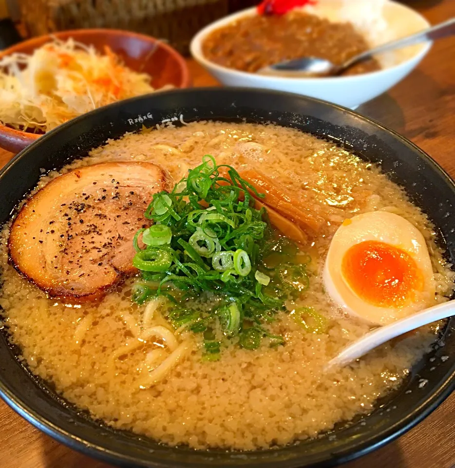 昼ごはん  ばりこて（白）伝説のカレー キャベツ|ぽんたさん