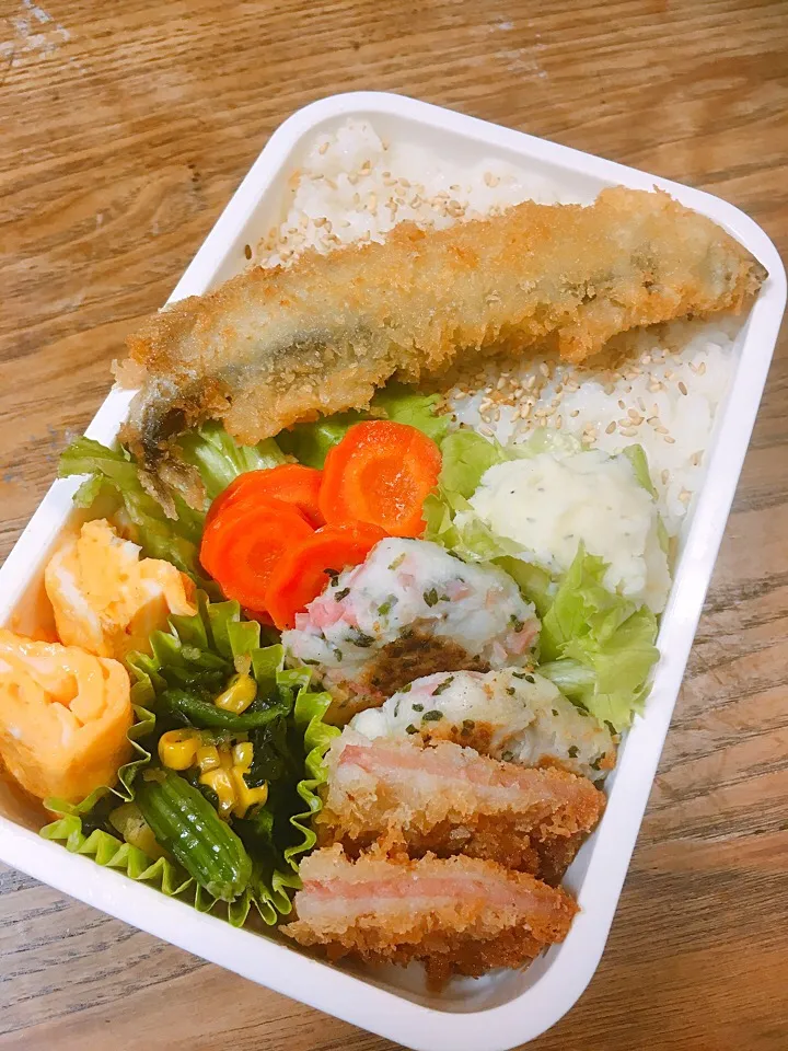 今日のお弁当
・本シシャモのフライ
・出汁巻き
・マッシュポテト
・里芋のおやき 生姜入り
・ハムカツ
・ほうれん草とコーンの炒め物
・人参グラッセ|akiさん