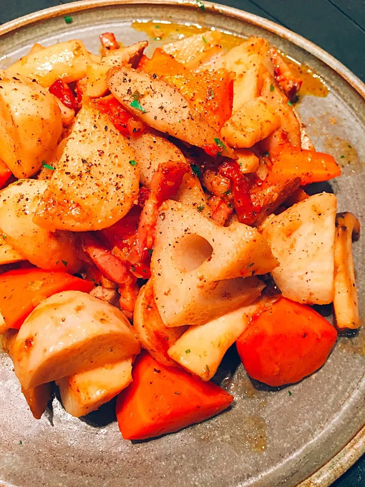 根菜ときのこのアンチョビガーリック炒め
root crops veggies and mushrooms with anchovies garlic sauce|hipboaさん