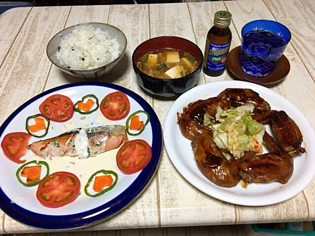 今日の男飯(＞人＜;)テーマは、ハロインパーティで食べたい食事♬
鮭なベィビィ〜〜╰(*´︶`*)╯♡
手羽先の甘辛煮♬andしめじと豆腐とアボカドの味噌汁andむかごおこわご飯♬|ひーちゃんさん