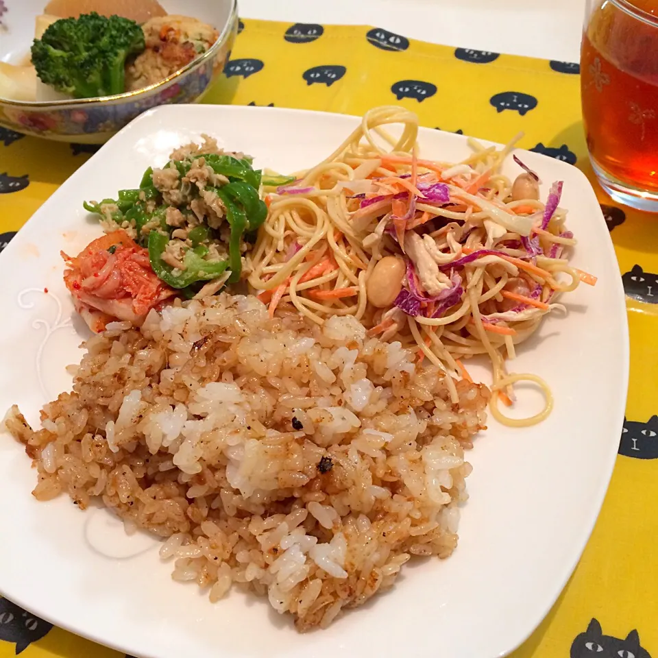 Snapdishの料理写真:昨日の夕飯残り物アレンジ
生姜焼きのタレで炒め飯
サラスパは醤油をプラス
作り置き豆腐鶏つくねで簡単煮物|ターシャさん