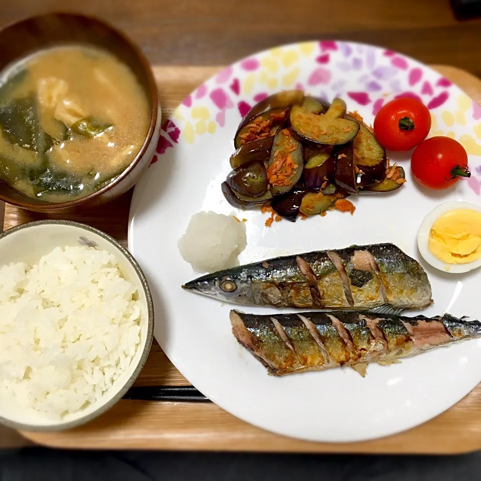 Snapdishの料理写真:10.17
・秋刀魚の塩焼き
・里芋とわかめの味噌汁
・茄子と鮭フレークの生姜炒め|たまさん