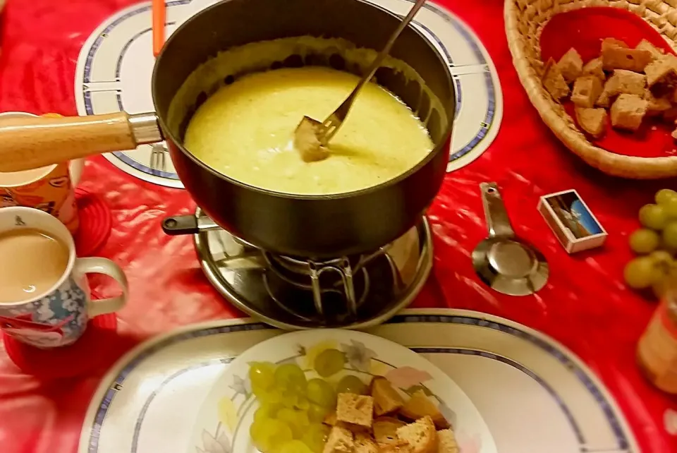 It is getting colder in Switzerland!
Cheesfondue time 😄
❤ Fondue Moitié-Moitié ❤

 #Cheesfondue #Swiss kitchen|Najeskaさん