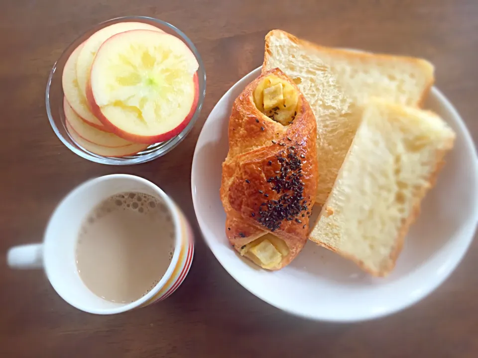 蜜入り林檎にハマって
パンとカフェオレと、フルーツのある幸せ|yoshiさん