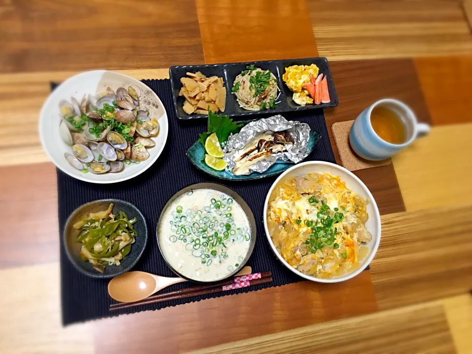 親子丼
あさりの酒蒸し
松茸ホイル焼き
ピーマンと竹輪の炒め煮
タケノコ土佐煮
えのきのお浸し
カボチャサラダ
ごま豆乳汁|ぼんぼんさん