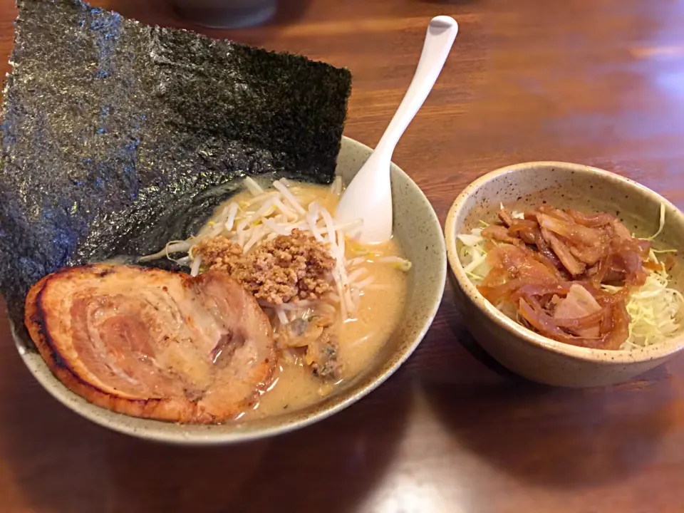 Snapdishの料理写真:江戸前味噌ラーメン炙り焼豚トッピング＋ミニ生姜焼き丼|マニラ男さん