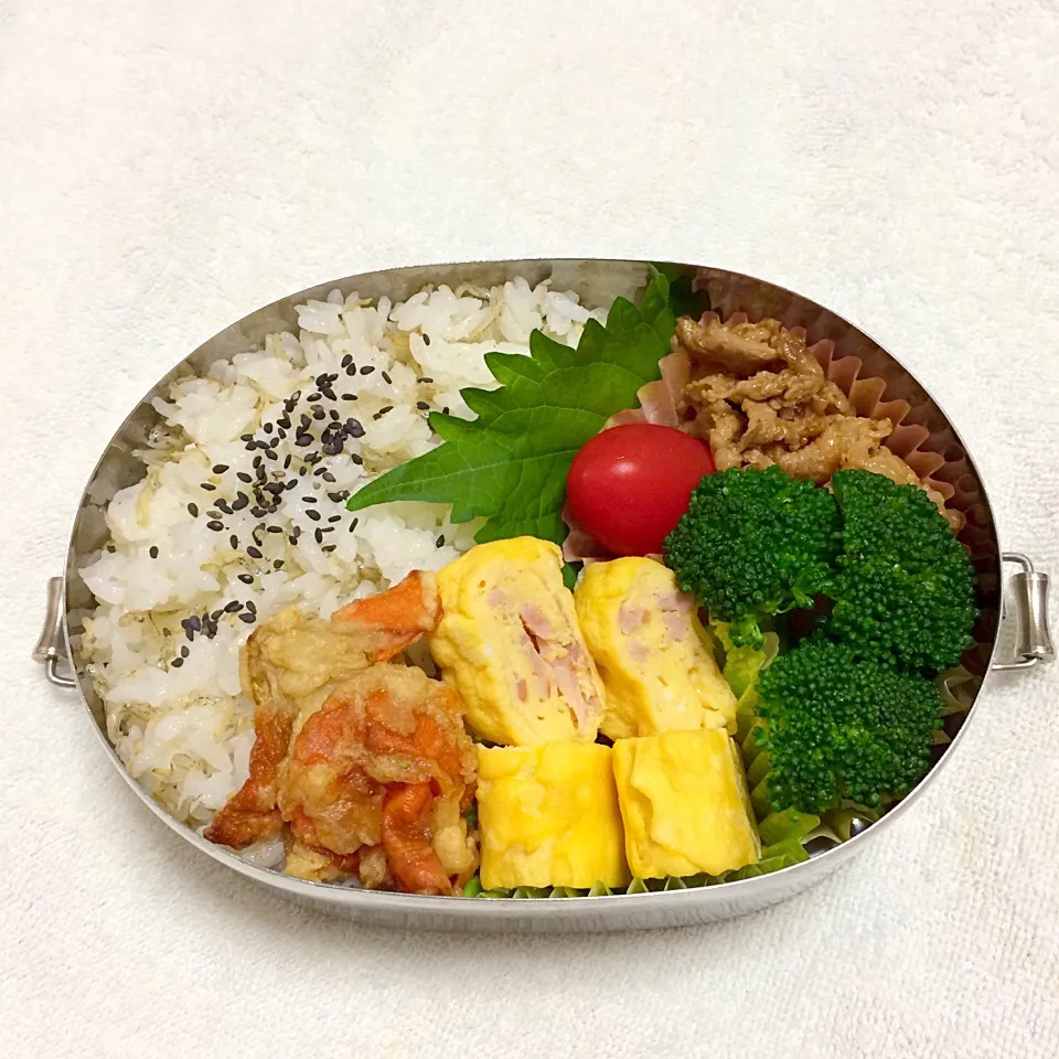 ごま油と出汁醤油の炒りじゃこご飯

豚肉と玉ねぎの甘辛炒め
ハム入り玉子焼き
人参とゴボウのすり身揚げ
ブロッコリーの塩茹で
プチトマト|Juneさん