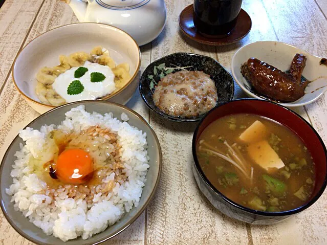 今日の男飯(＞人＜;)卵かけごはんand納豆and手羽先andアボカドとしめじと豆腐の味噌汁andバナナヨーグルト♬|ひーちゃんさん