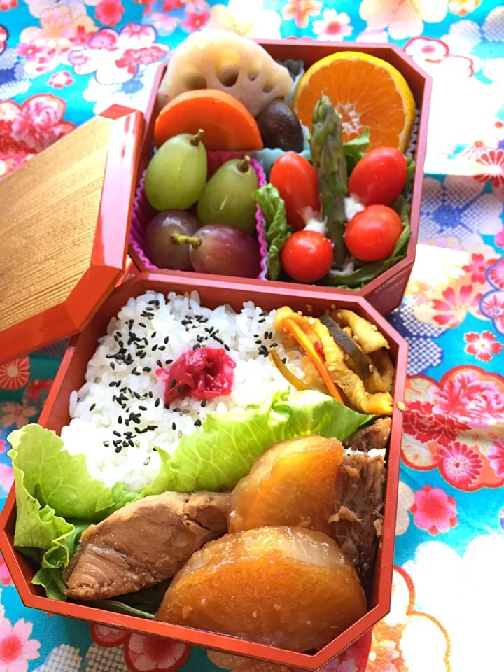 お父さん弁当(⊹＾◡＾)ノo.♡ﾟ｡*
＊白飯+梅干と胡麻塩、切り干し大根漬
＊鰤大根
＊和風煮染め・蓮根 人参 干し椎茸
＊野菜サラダ・レタス ミニトマト アスパラ
＊マスカットブドウ・早生みかん|Blueberry🫐さん