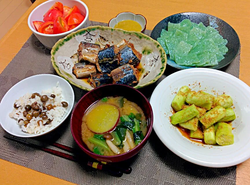 ムカゴごはん、鯖の醤油煮(缶詰)、蒸しナスごまポン酢、刺身こんにゃく、サツマイモとレタスの味噌汁、トマト|ねむねこさん