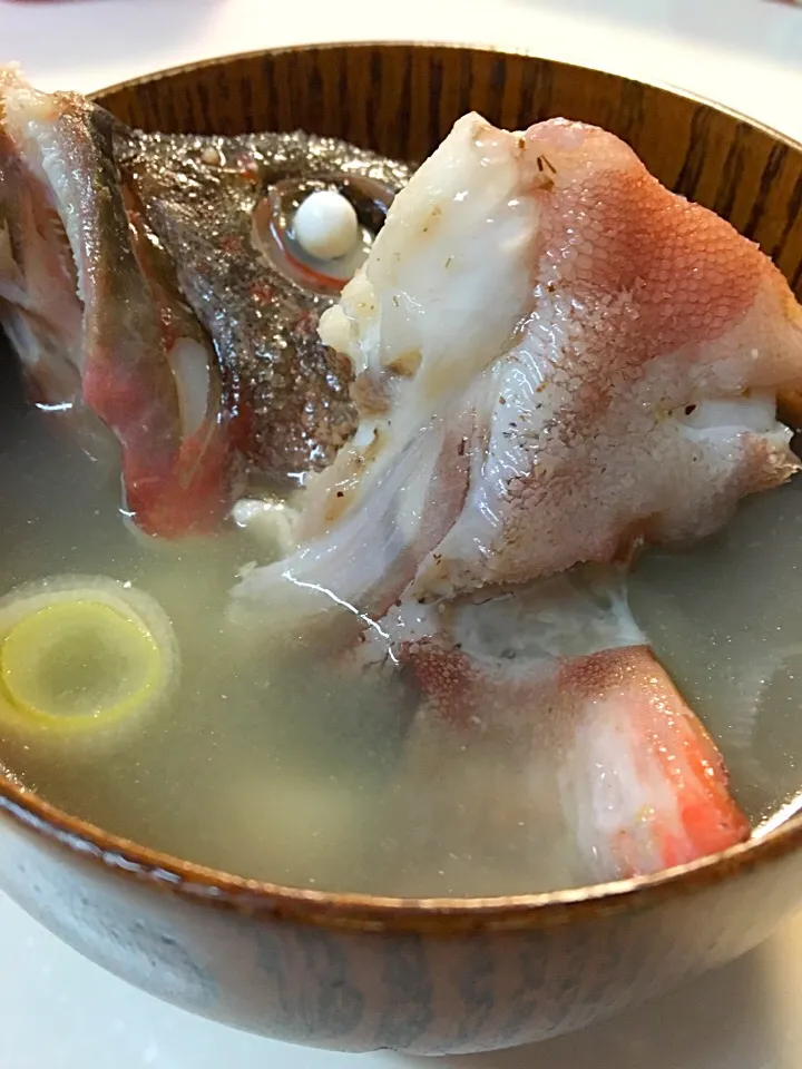 あら汁♡
アコウと言うお魚のアラを貰ったので♡
魚のお味噌汁はほんと美味しい♬
めんどうやけど霜降りは大事だねー！|ゆうこさん