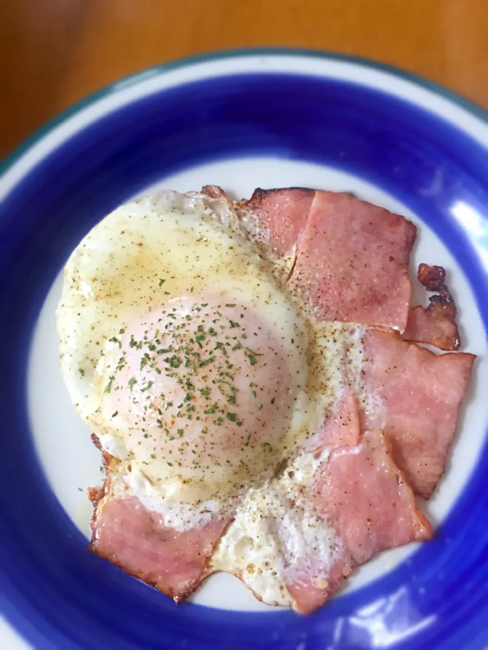 シンプルにベーコンエッグで🍳|みつなち☆さん