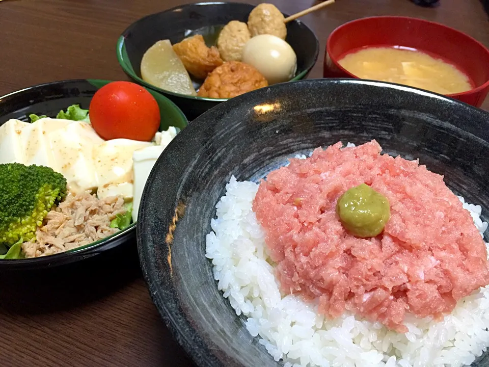 ネギトロ丼
おでん
サラダ
豆腐とえのきの味噌汁|mamiさん