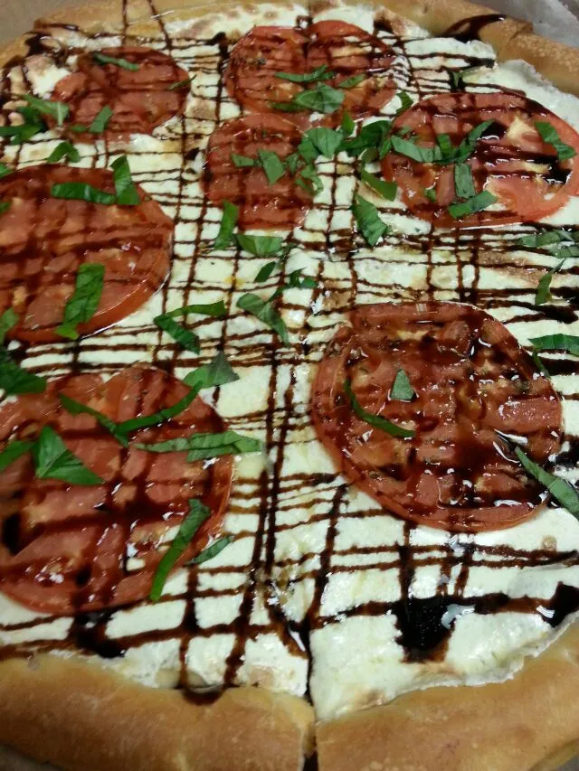 caprese pizza|Polly Gelfusoさん