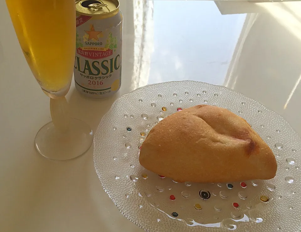 Snapdishの料理写真:何が美味しいって、夜勤明けのビールでしょう。しかも待ちに待ったClassic 富良野vintage ! 近くのパン屋さんのカルツォーネと✨ 観たかった映画を観ながら💖|たうさん