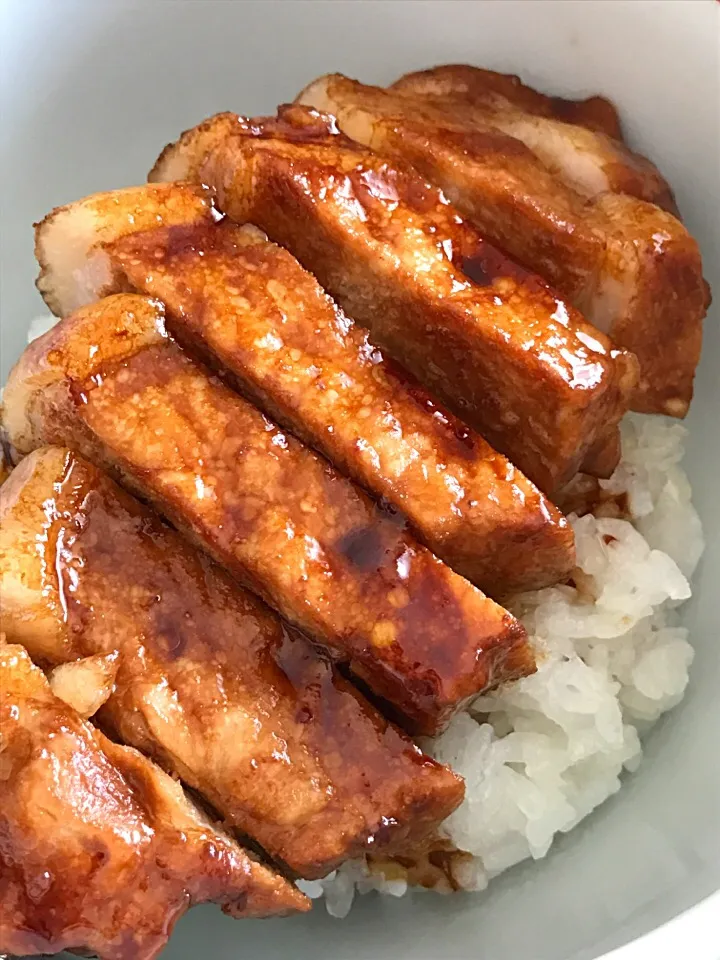 Snapdishの料理写真:トンテキ丼|shinomiya yoshihiroさん