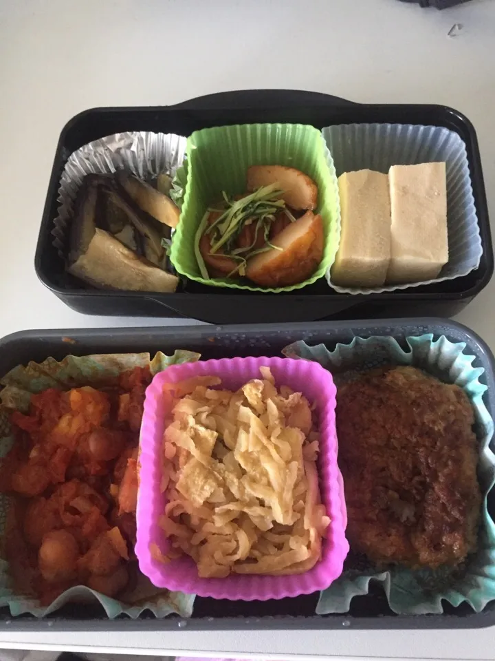 今日のお弁当
なすの中華あえ
水菜とさつま揚げの煮浸し
高野豆腐の含め煮
大豆と鶏肉のトマト煮 
切り干し大根
エノキかさましハンバーグ|sally20161018さん