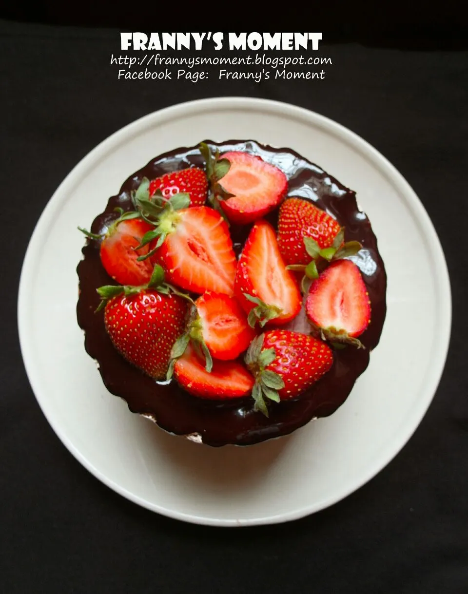 Chocolate Naked Cake 6 " topped  with chocolate ganache and strawberries.
 巧克力裸蛋糕 🎂|Frannyさん