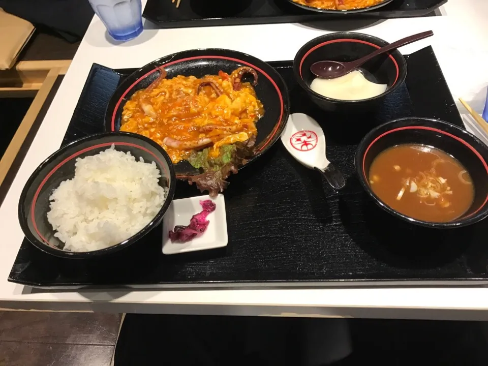 Snapdishの料理写真:イカと海老のチリソース定食|ZekeSe7enさん