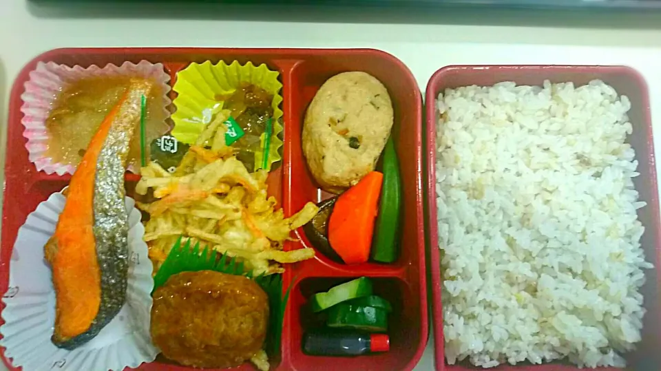 10/18 今日の昼御飯
幕の内弁当(五種雑穀米)
・銀鮭塩焼き
・黒豆がんもと野菜煮
・ごぼうときのこのかき揚
・味付海苔
・ミニバーグ
・なめこおろし
・あさり佃煮
・キュウリの一夜漬け
カロリ-399kcal/塩分3.2g
ご飯340kcal　739kcal|津田 健次 Kenji Tsudaさん