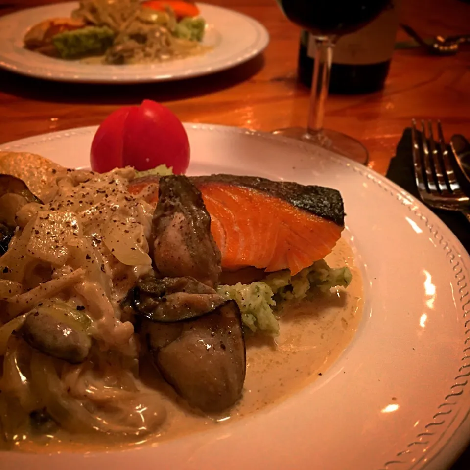 salmon 🐟and oysters in creamy vodka sauce 🍄with broccoli mashed potatoes 🍴|tayukoさん