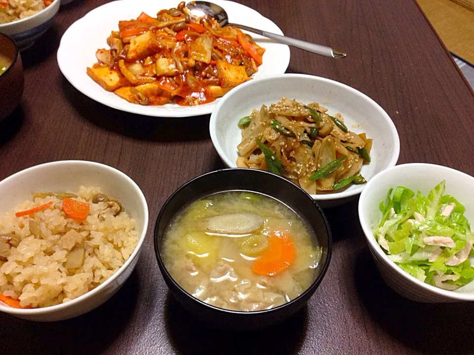 今日の夕飯 鶏牛蒡の炊き込みごはん、豚汁、蓮根のきんぴら、厚揚げとしめじのキムチ炒め、ロメインレタスと茹で鶏のサラダ|こんこんさん