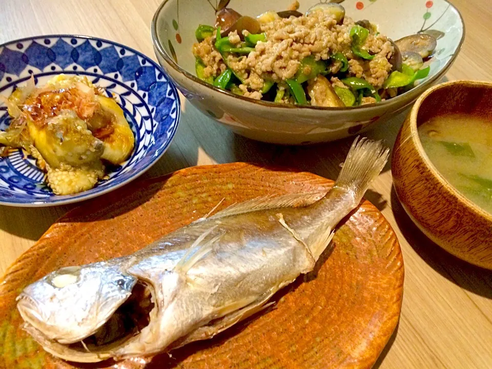 夜ごはん いしもち塩焼き、焼き茄子、茄子とピーマンの味噌炒め、なめこのお味噌汁|きむらゆりかさん