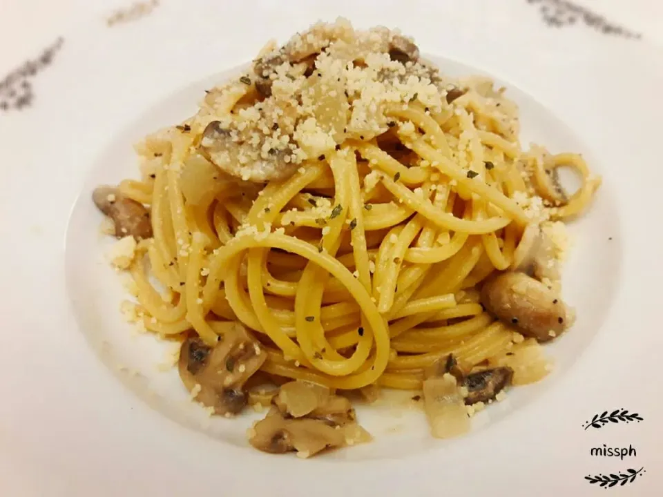 Snapdishの料理写真:homemade butter mushroom pasta

#蘑菇奶油義大利麵
 #mushroom
 #homemade|lovemissphiさん