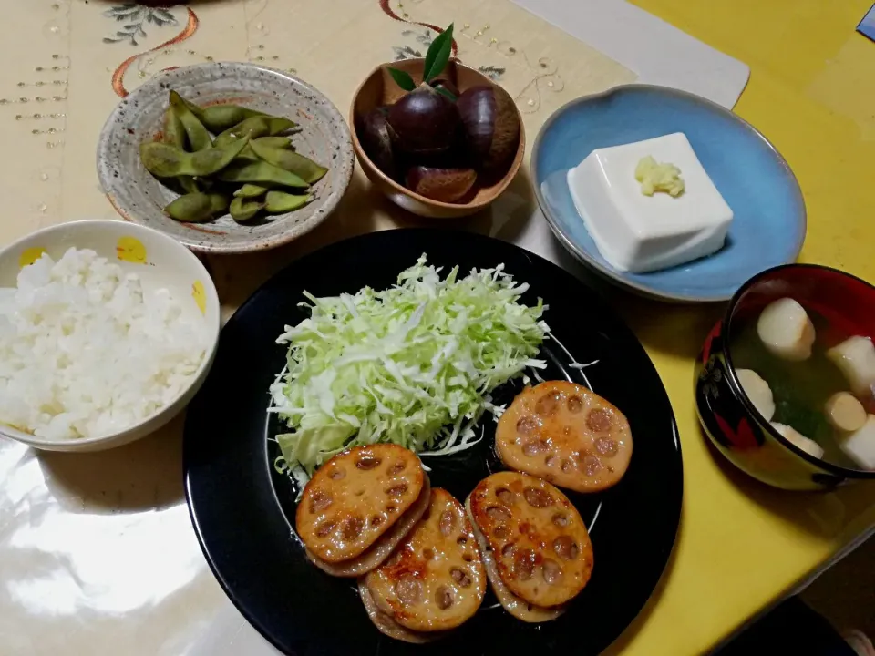 秋感じる晩ごはん🍁
  - レンコン挽き肉はさみ照り焼き
  - 取れたて枝豆
  - ゆで栗🌰
  - ワカメと麩のお味噌汁|korinoさん