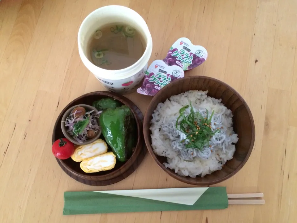 Snapdishの料理写真:10/18お弁当
シラス丼
ピーマン肉詰め
ナメコと菊と大根の葉のお浸し
卵焼き|yuhyuさん