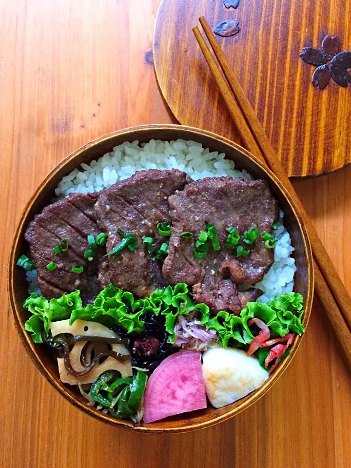 牛タンのっけ🍱息子サマお弁当|そらさん