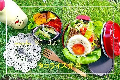 Snapdishの料理写真:簡単タコライス弁当でピクニックをイメージ…人工芝生のテーブルの上にて(*≧∀≦*)|桃咲マルクさん