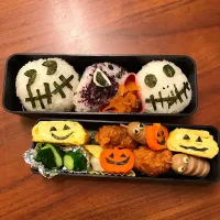 Snapdishの料理写真:ハロウィン弁当。
塩むすびとゆかりおにぎり、卵焼き、型抜きの人参に、のりとごまで顔をつけました。ウインナー は楊枝にさして螺旋に切り込みを入れ、切り込みを広げてから炒めた後冷まし、チーズとのりで目をつけました💕|Haruko Adachiさん