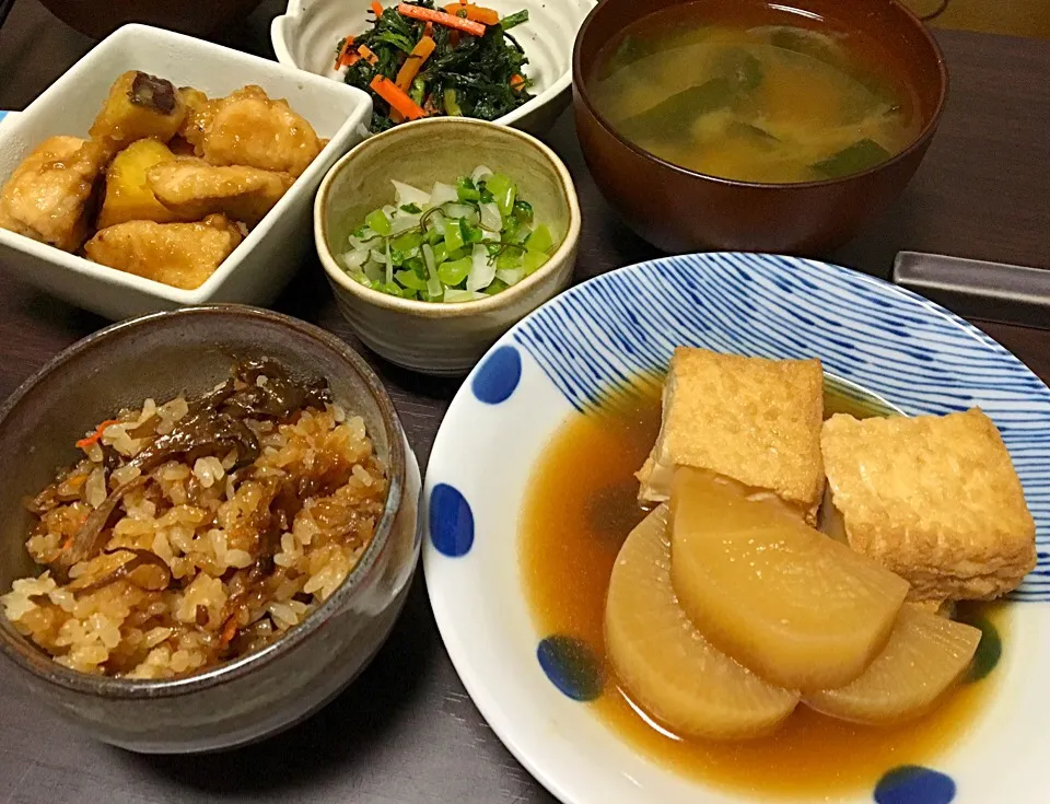 晩ごはん 厚揚げと大根の煮物 鶏とさつまいもの揚げ煮 春菊と人参の胡麻和え 大根の塩もみ ワカメの味噌汁 舞茸ごはん|ぽんたさん