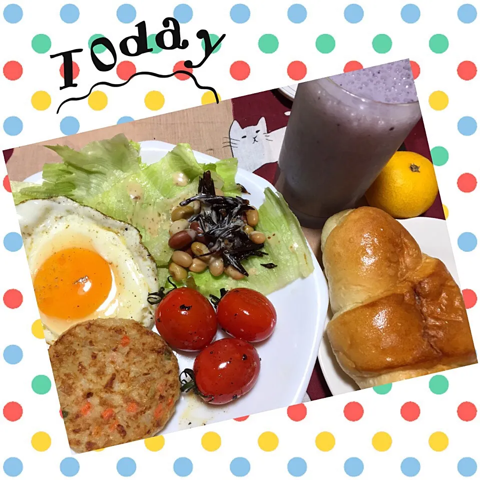 Snapdishの料理写真:今日の朝ごはん。
ブルーベリーとバナナのジュース、豆腐ハンバーグ、目玉焼き、ひじきと豆のサラダ、レタス、ミニトマト、みかん、塩バターフランス。|岸野 令子さん