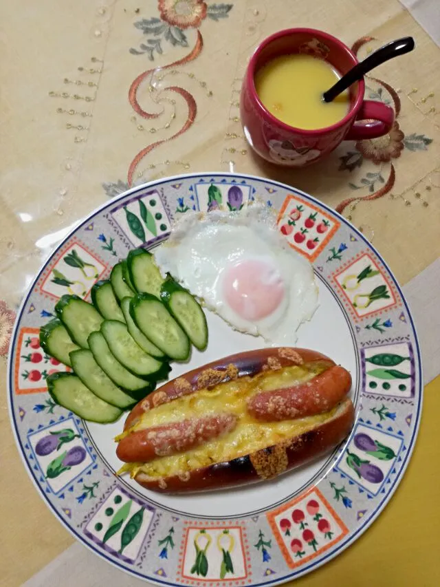 Snapdishの料理写真:お昼ご飯
キャベツのカレー炒め、チーズたっぷりホットドッグ|korinoさん