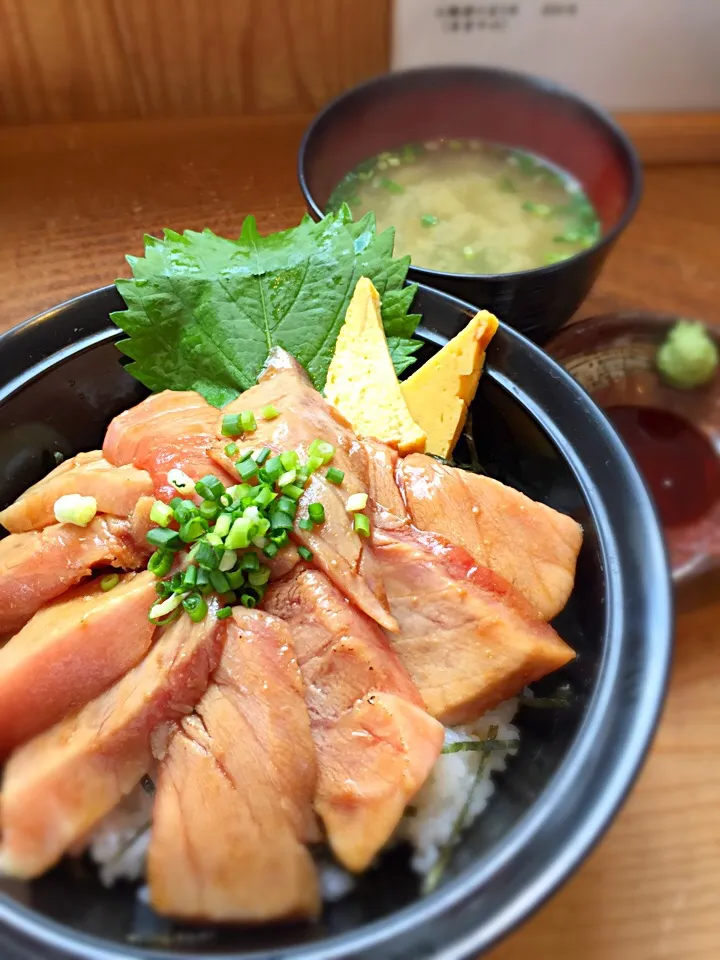 鮪中トロ漬け炙り丼|リフルシャッフルさん