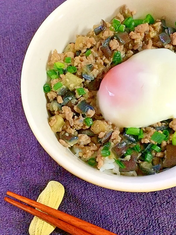 はなこばこさんのうまっ！なすの肉味噌炒め丼＋簡単温泉卵の作り方 #楽天レシピ|楽天レシピさん