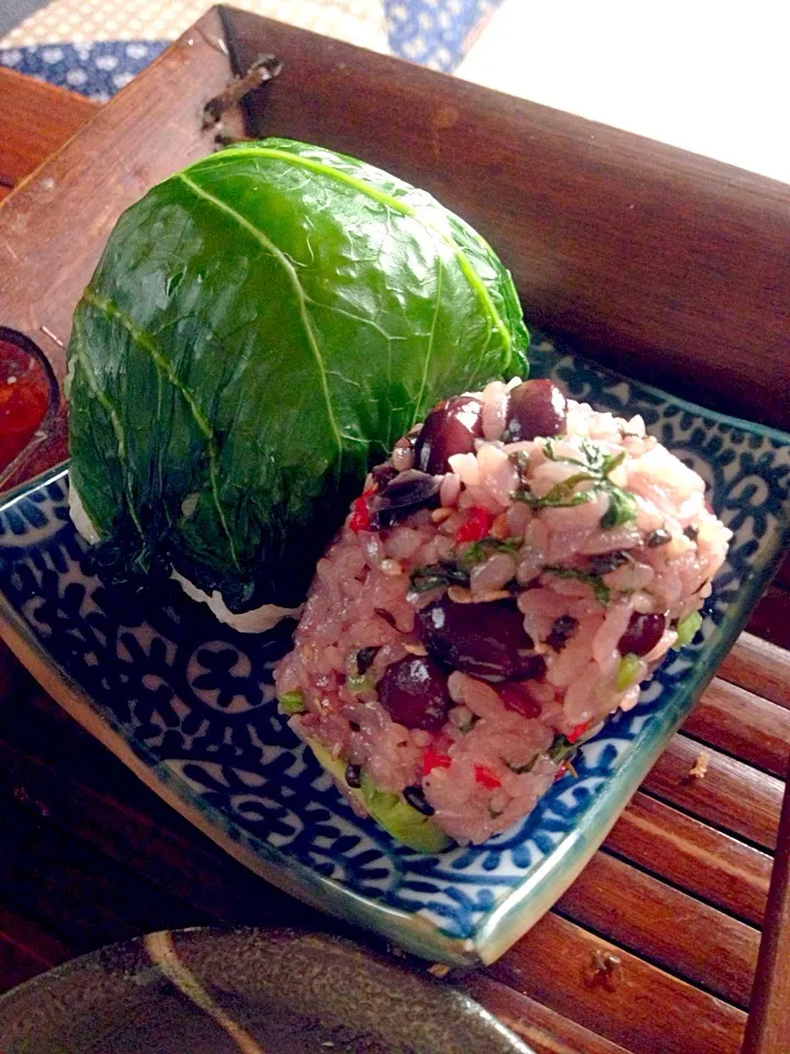 鮭ハラス入り高菜巻きむすびと黒豆菜っぱむすび♬|ちーちさん