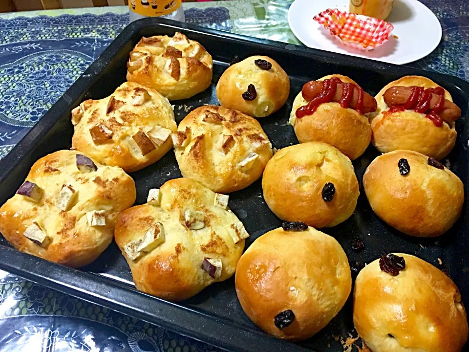 Freshly baked different kind of bread Apple , sweet potato , sausage and raisin bread|Babyluv Cabrera Ocampoさん