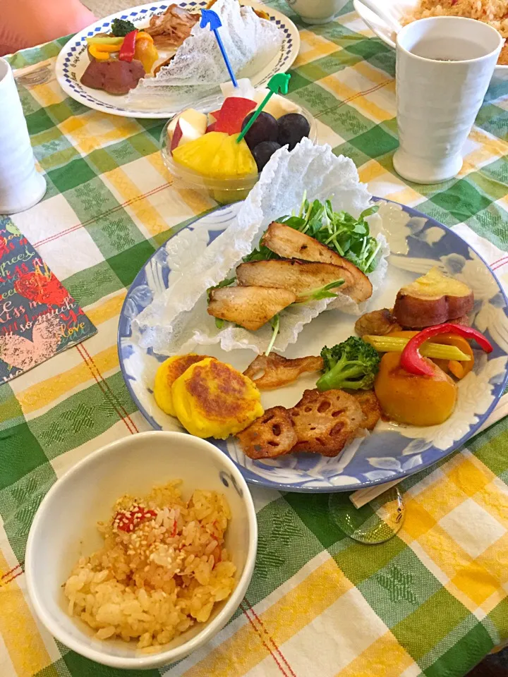 ライスペーパーの器に豆苗と鶏肉の赤味噌焼き
じゃがいものお焼き 牛しぐれ煮とクリームチーズ入り ワインのおつまみにもピッタリ✨
黒豚ばら肉と野菜の蒸し焼き コンソメ風味 STAUBで簡単調理(๑˃̵ᴗ˂̵)
レンコンの素揚げ|kanako/Ｔ かなちゃんさん